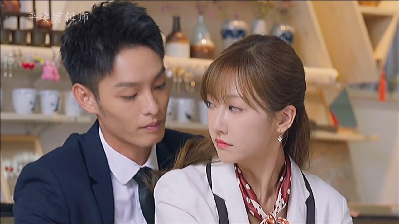 阮念初是我的女人,你别想接近她,你们在干嘛!