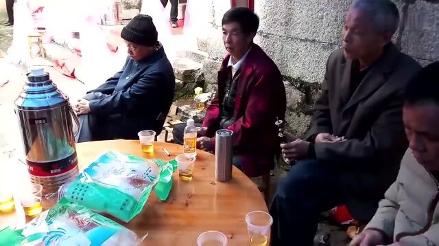 实拍:广东怀集县八音吹打,敲锣的大哥睡着了