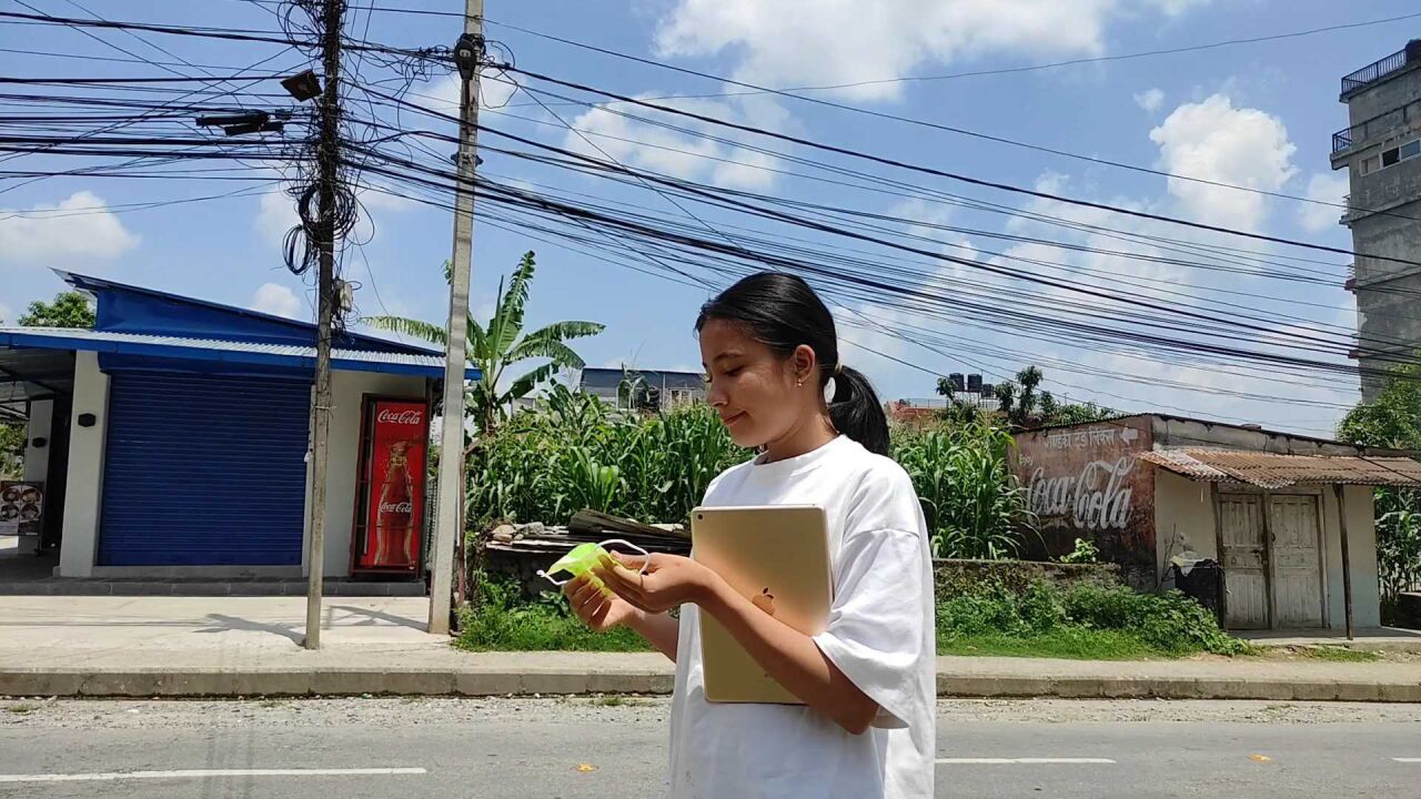 尼泊尔老婆爱臭美出门买药还化个妆小刀我今天涂口红了