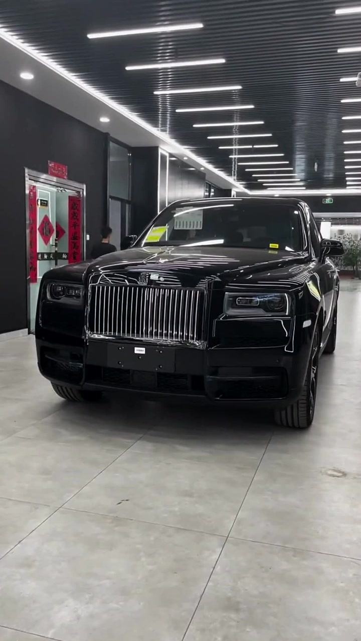 劳斯莱斯黑色bb版库里南这也太帅气了吧谁有这车我可以跟他回家