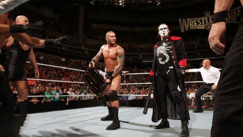 WWE领导帮想围攻兰迪奥顿，斯汀空降擂台手持棒球棒携手兰迪共同抗敌，RKO一出鬼哭狼嚎。