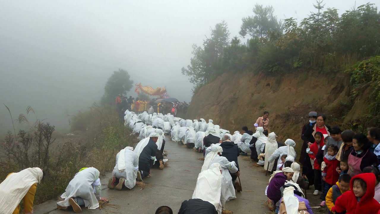 农村大户人家办丧事,百人披麻戴孝长跪不起,场面浩大