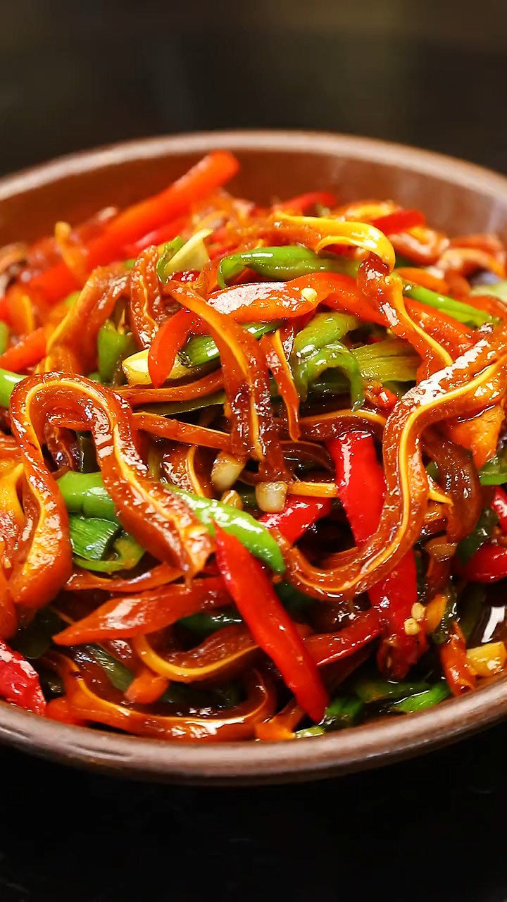 辣椒炒猪耳朵是我们湖南人特别喜欢吃的一道菜配上我们农家梅干菜好吃