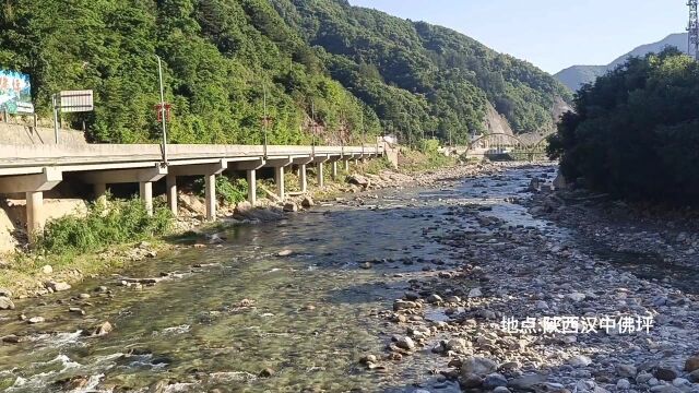 陕西的一个县城的高铁站建在空中,出站台风景迷人云雾缭绕