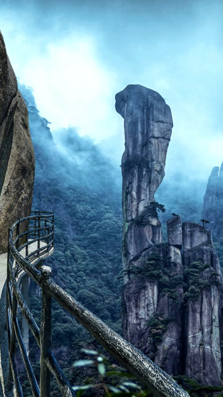 三清山绝世巨蟒峰被三人打了26枚巨钉一颗赔23w身上的裂纹你看到了吗