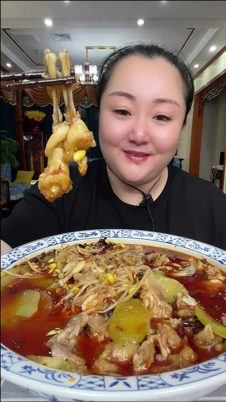 胖大姐斤吃牛蛙,配上超辣辣椒油,越吃越过瘾