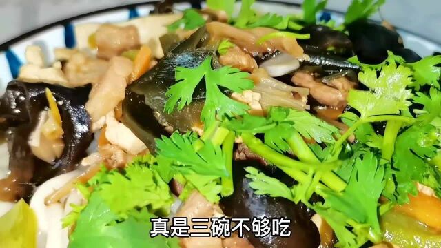 山西人爱吃面,来碗飘香的豆面面条,浇上卤汤汤浓面香,好吃不够