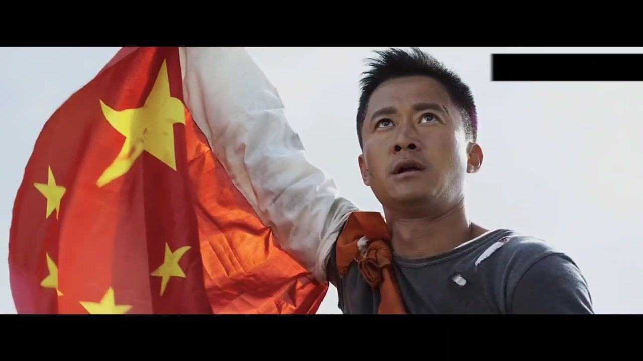 《战狼》系列之吴京精彩镜头,举起国旗那一刻让人感动落泪