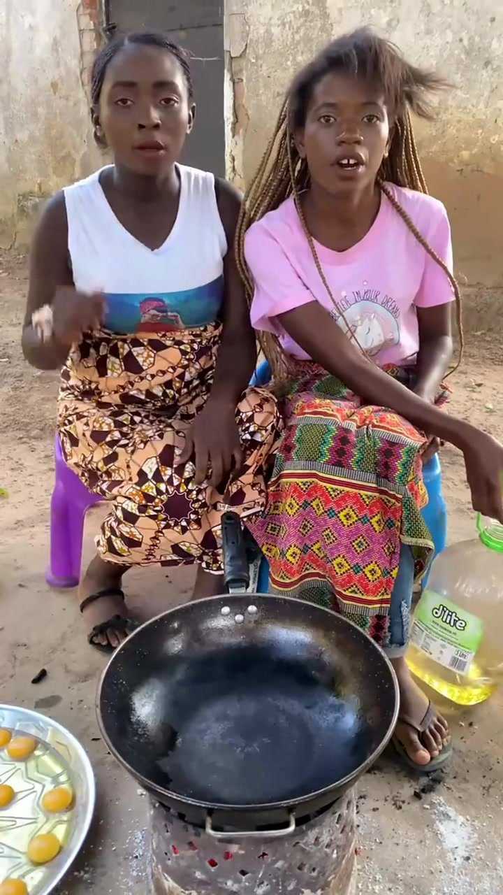 非洲女人用西红柿炒鸡蛋,油放得多盐也多,味道一看就很重!