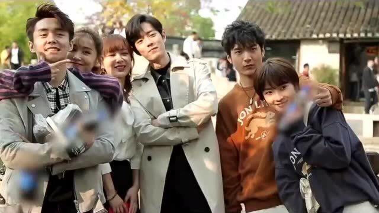 《余生请多指教》花絮:肖战和杨紫在片场合影,两个人笑得好甜啊!