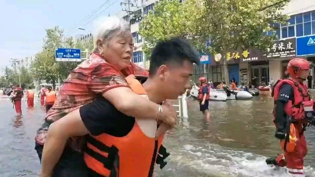 新乡卫辉洪灾救援现场,为救援人员点赞,新乡加油河南加油