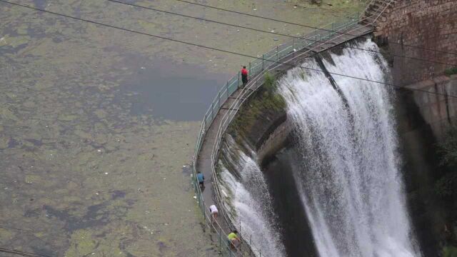 200多米高的水库大坝上,有这样一群“高”人