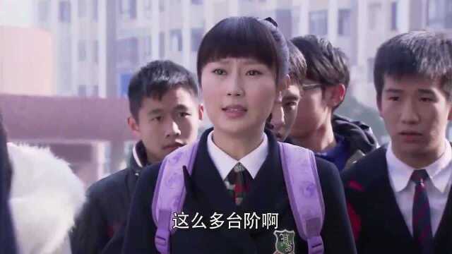 青橄榄:女学生假装绊倒诬陷学霸,姑娘一招让她自己暴露了