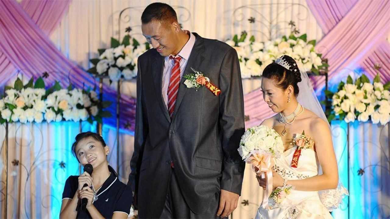 东北巨人孙明明:身高2.36米,8年前娶1.9米妻子,如今怎么样了?