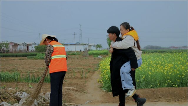 小伙背着媳妇回家,发现母亲在路边扫地,女孩看到开始心酸了