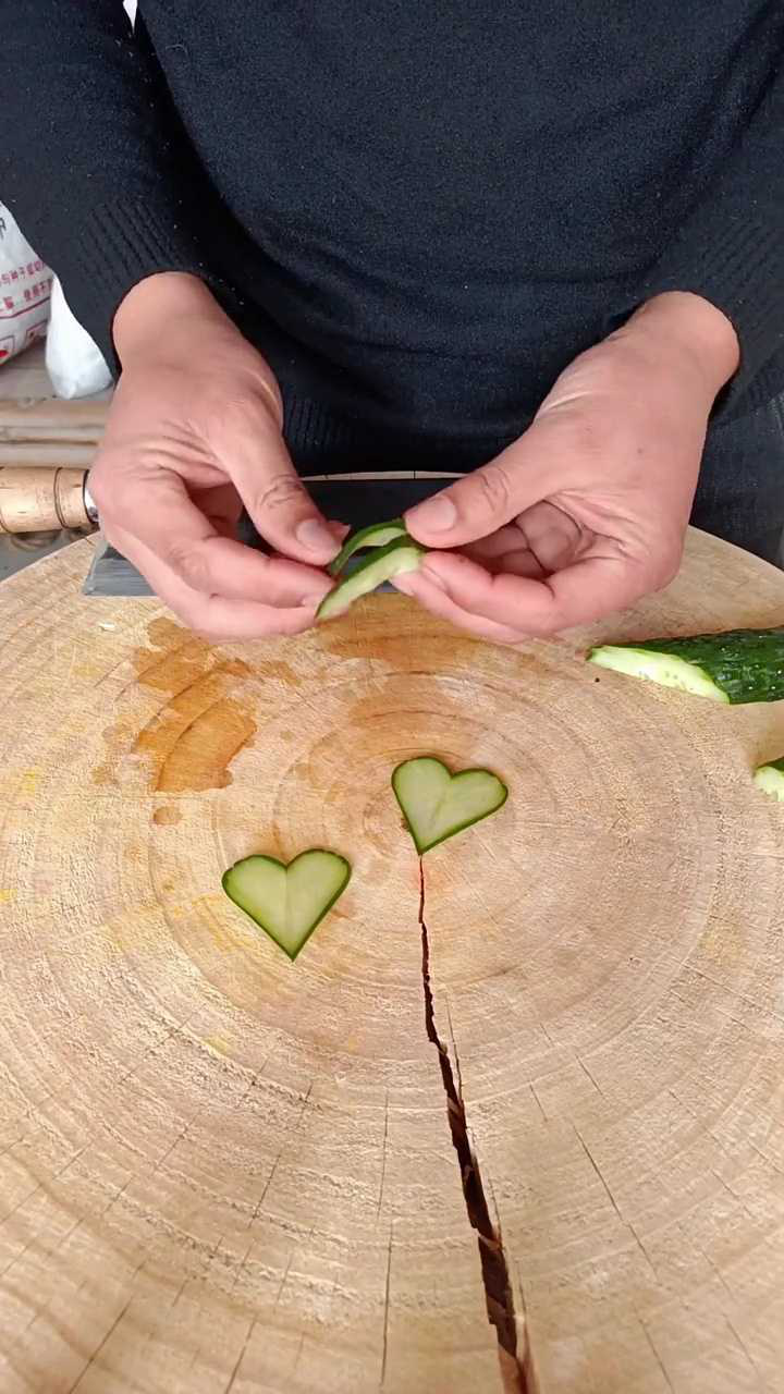黄瓜简单切心形,这样菜盘更好看