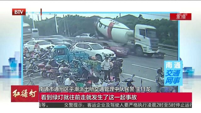 老人推车进入大车盲区,卷入车底幸运脱险