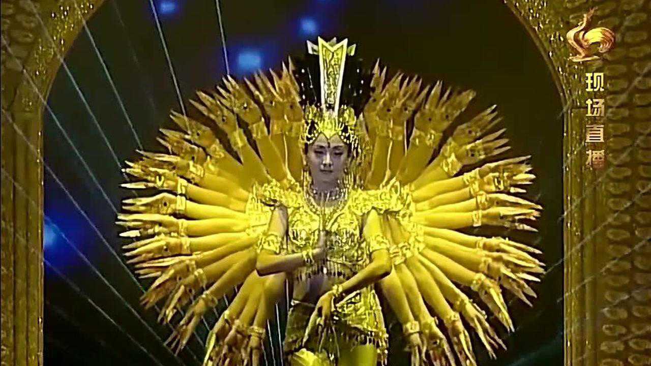 2005央视春晚:残疾人艺术团表演《千手观音》,视觉震撼