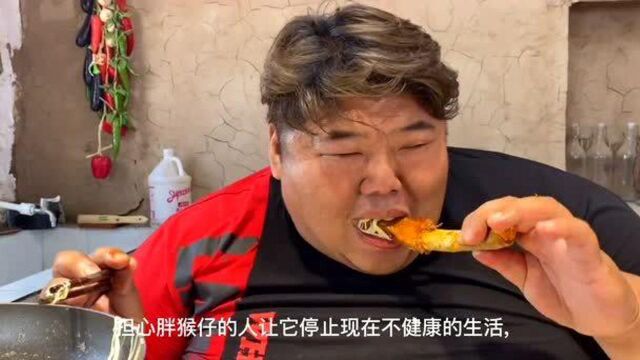 网红胖猴仔:靠着大吨位,旷达豪爽做美食,斩获粉丝100万!