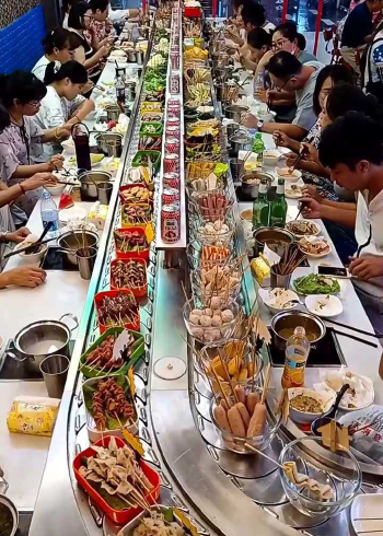 旋转小火锅20元吃到撑,40元吃到吐,关键是还很热闹