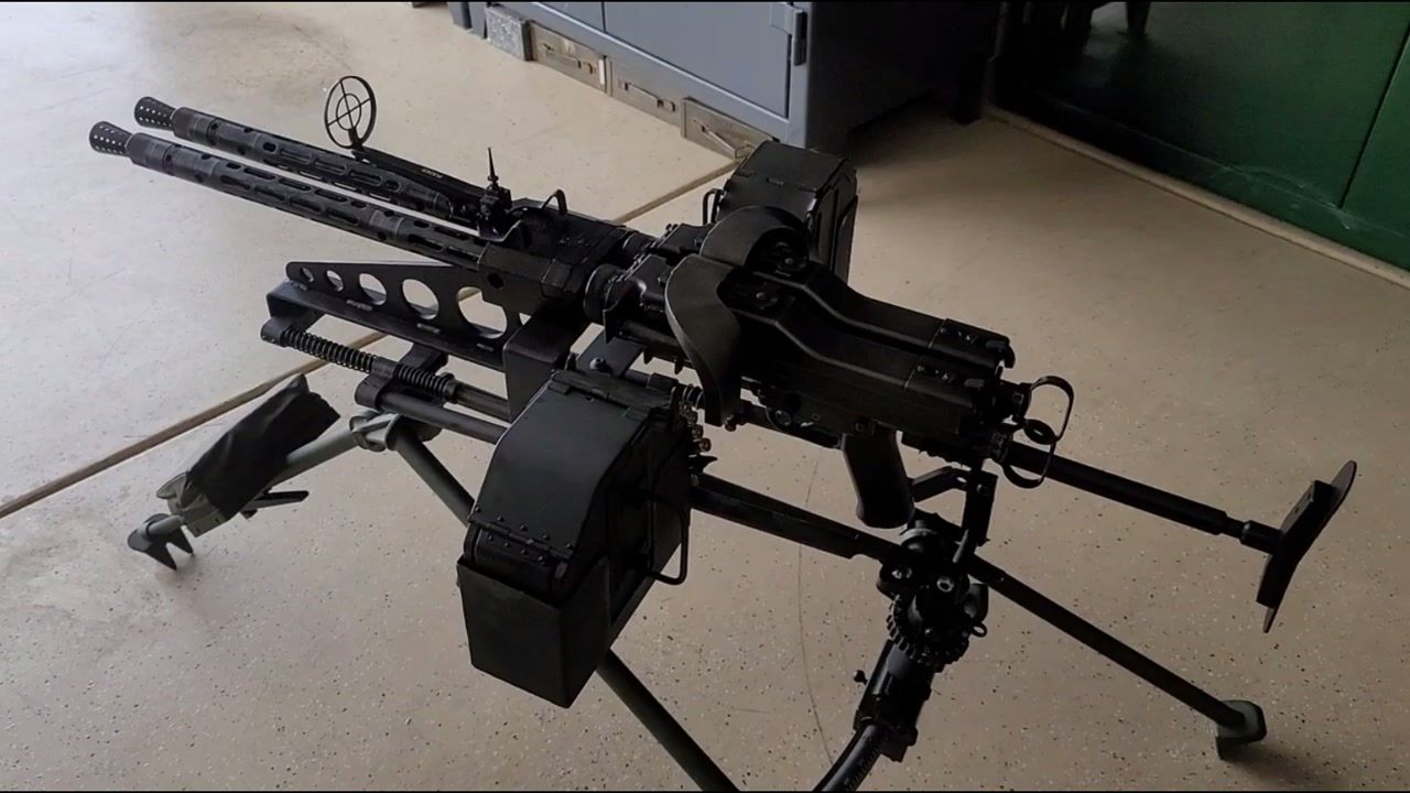 德国mg81航空机枪,理论射速1600发分,并联之后可达3200发分