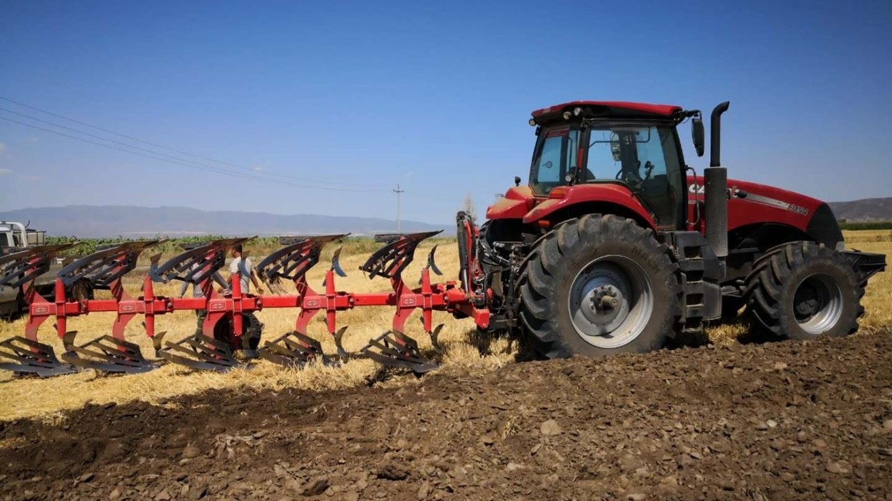 凯斯3154拖拉机带贝松rb71超大间距五铧犁挑战石头地!