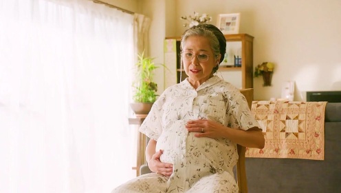 70岁高龄产妇待产9个月，录制遗言让宝宝记住妈妈的样子 