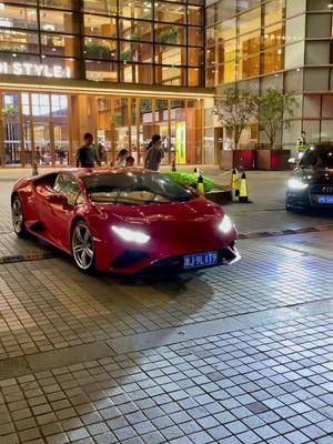 台州黄岩首富开着兰博基尼,来新天地逛街回家了,转弯时主动礼让行人