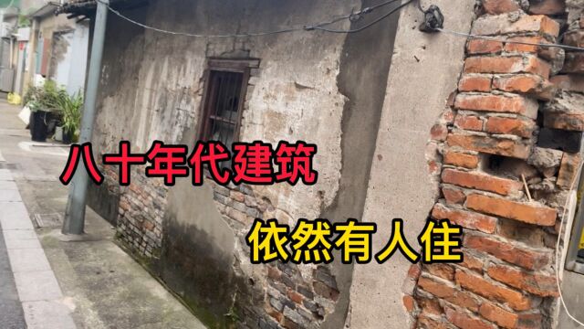 杭州这个繁华都市里的80年代建筑,条件很差,但依然住很多人