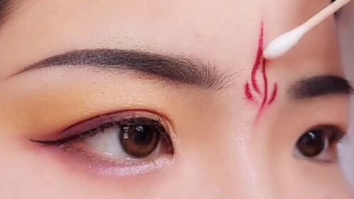 简简单单的汉服花钿一下子就画出来了,一只口红就够了