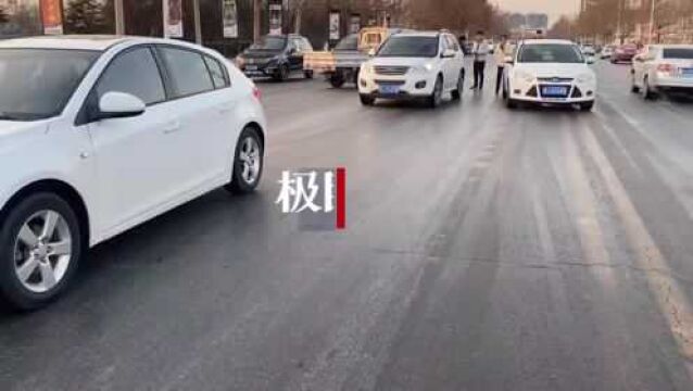 【视频】河南濮阳一路段内发生多起车祸,目击者:道路湿滑上冻