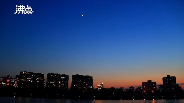 北京日落后现“木星合月”天象:木星与弯月近距离悬挂傍晚天空