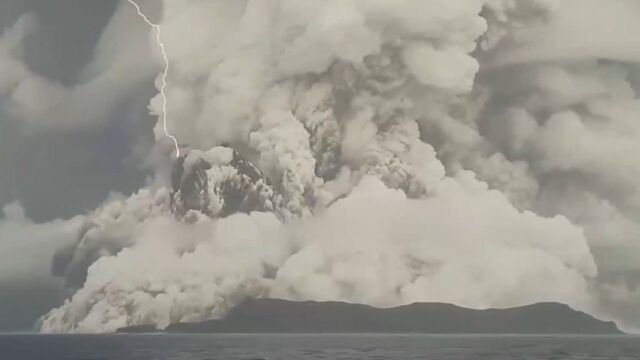 汤加火山爆发引海啸扑向日本,5年来首发海啸预警,民众连夜逃离!