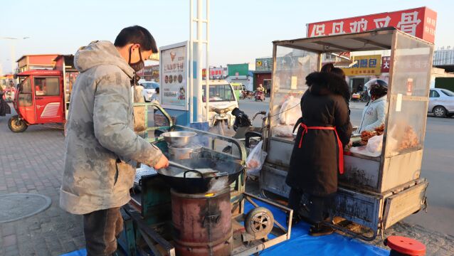 连云港夫妻摆摊卖鸡叉骨,一天工作十几个小时,每天能卖上千元