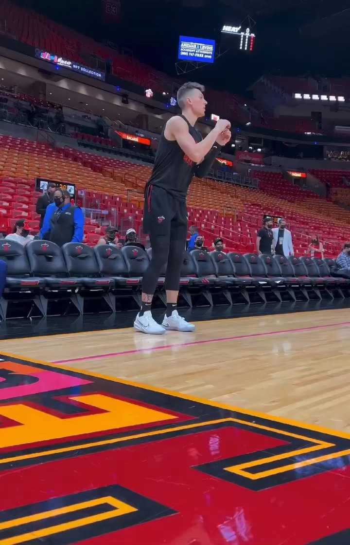 希罗赛前投篮训练,这个角度看希罗出手真舒服