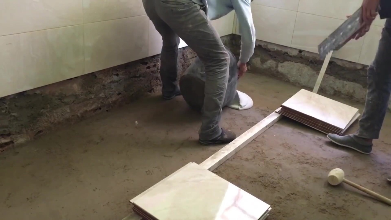 实拍国外泥瓦匠贴地砖,这技术能拿八千工资吗?