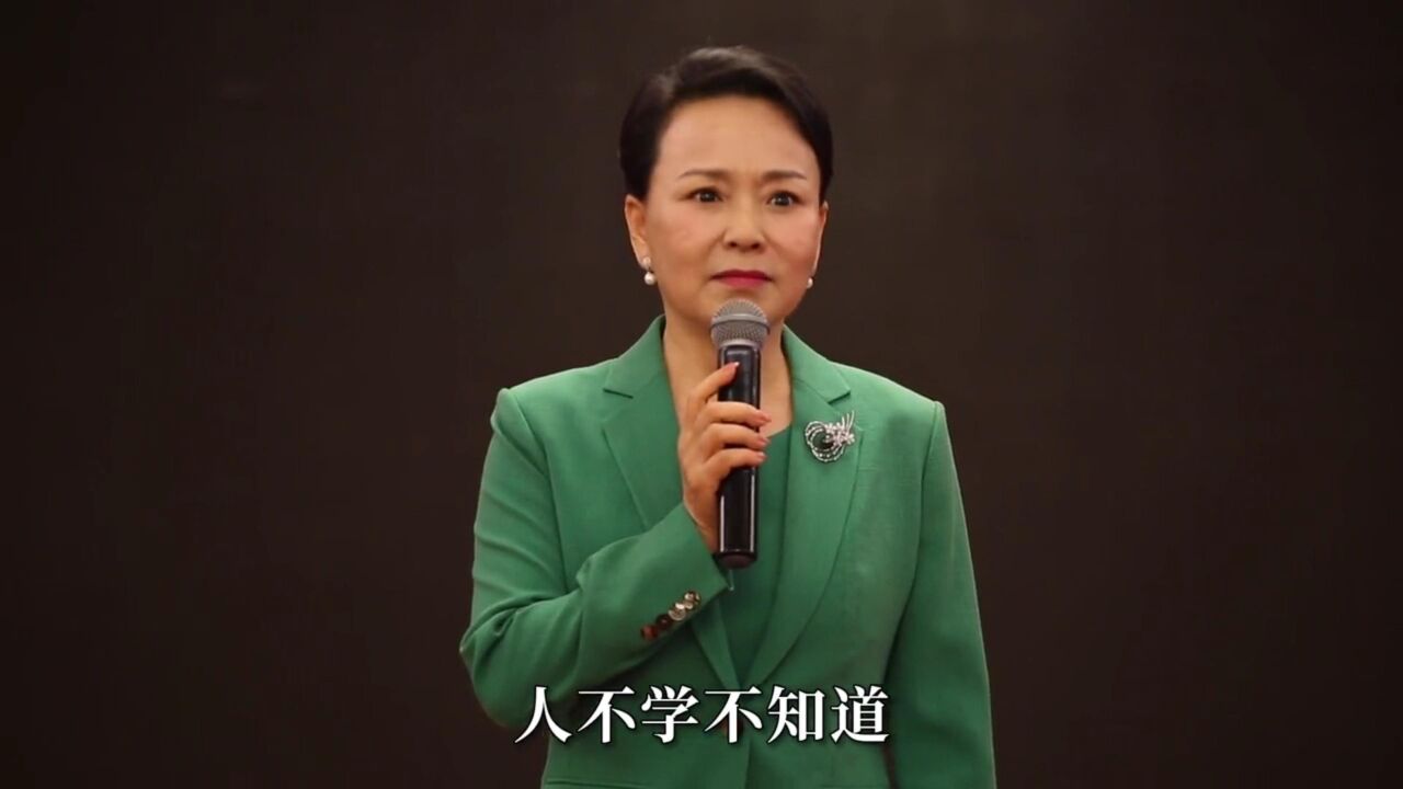 面对大学生,安英回答为什么学习国学文化