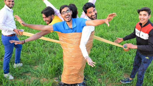 奇葩测试,用胶带将4个人缠绕在一起能挣脱吗,小伙作死测试!