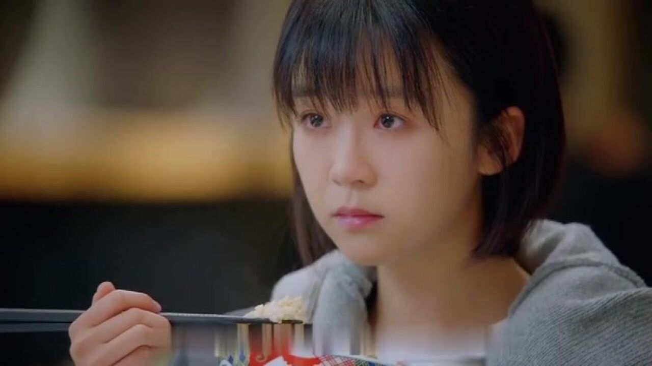 《全世界最好的你》林兮迟在线开吃播,大口吃鸡肉和牛肉!