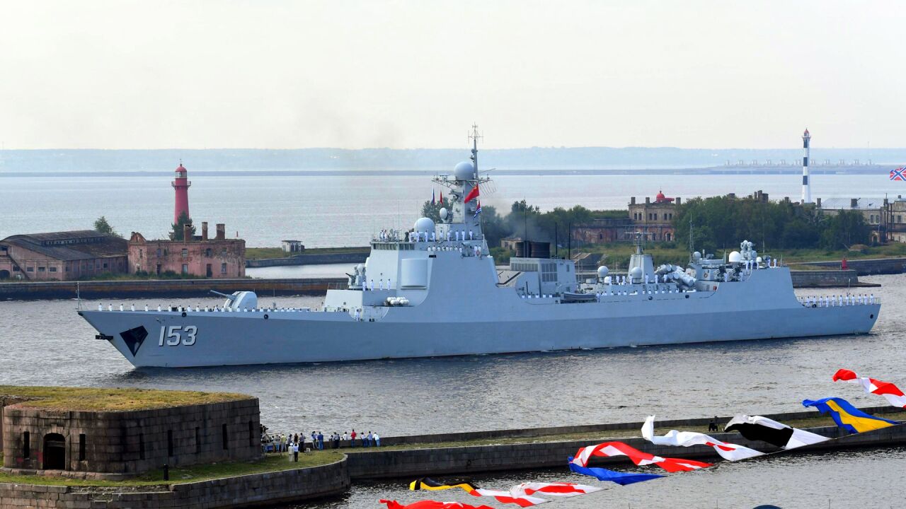 现场实拍中华神盾,052c型导弹驱逐舰西安舰,通过德国基尔运河