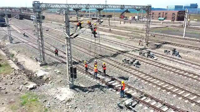 曹妃甸港池岛站铁路扩能项目施工忙