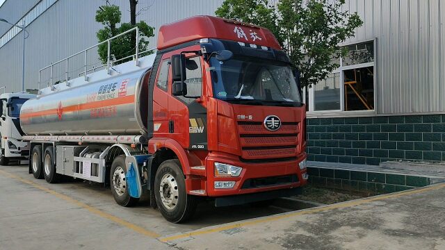解放j6l前四后八铝合金油罐车