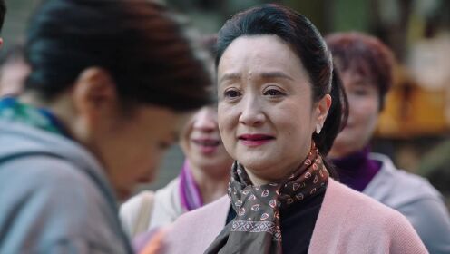 孙阿姨打包离开众人挥泪送别