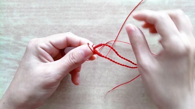 吊坠挂绳怎么系,吊坠绳打结方法,绳结技巧.