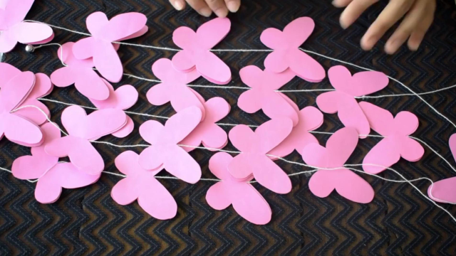 diy手工:简单漂亮的窗前纸蝴蝶风铃挂饰