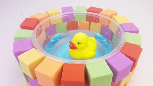 太空沙玩具系列：太空沙搭建彩色泳池，小黄鸭的快乐天地！