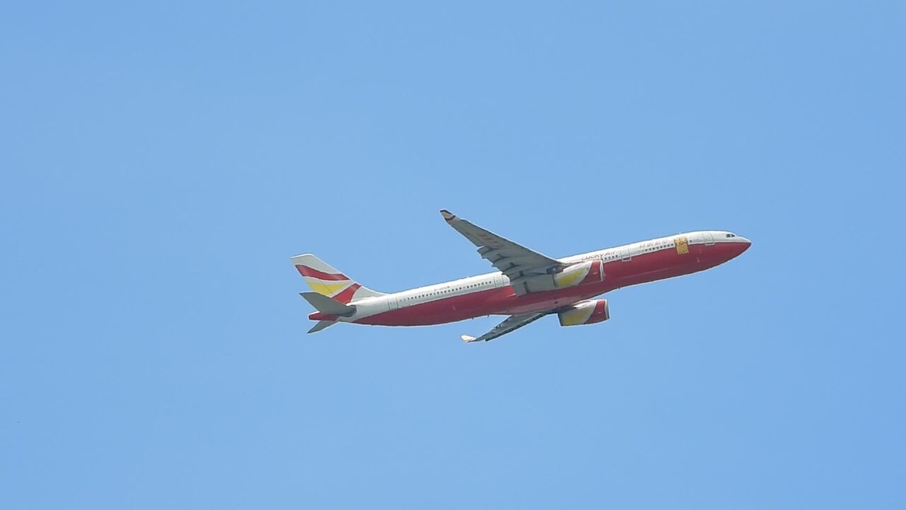 祥鹏航空的空客a330从三亚凤凰机场起飞,飞往上海浦东机场!