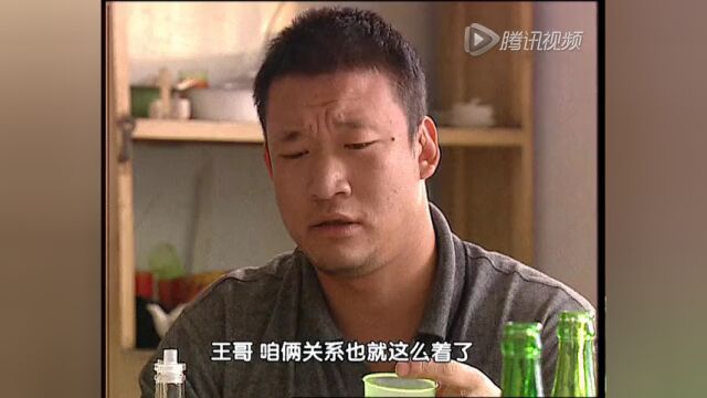 男子独自喝闷酒,越想越生气,暴躁掀桌!