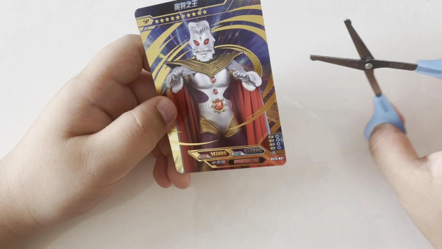 杨杨为了满足粉丝心愿,含泪剪碎了奥特之王sp卡,心疼一宿