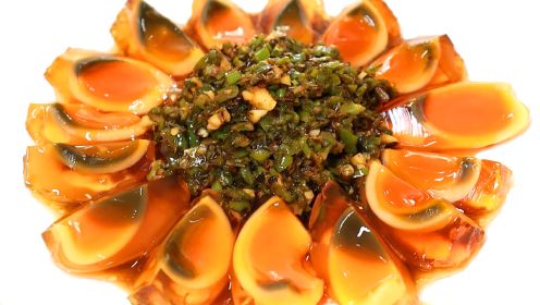 川菜经典“青椒拌皮蛋”，料汁才是灵魂，香辣又入味，立秋下饭菜蛋